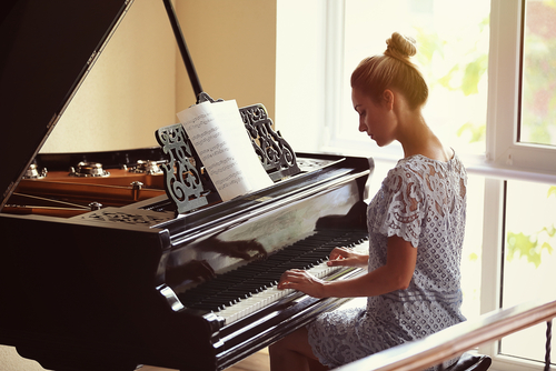 Image of piano player for our ranking of top piano scholarships 